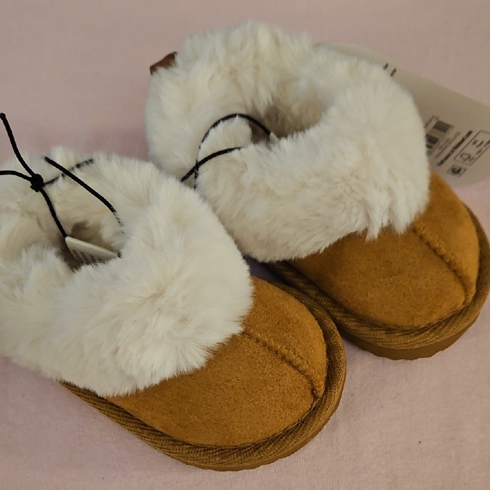 🧩♡Wonder Nation Tan Faux-Suede Baby Booties with White Faux-Fur Cuff - Picture 6 of 6